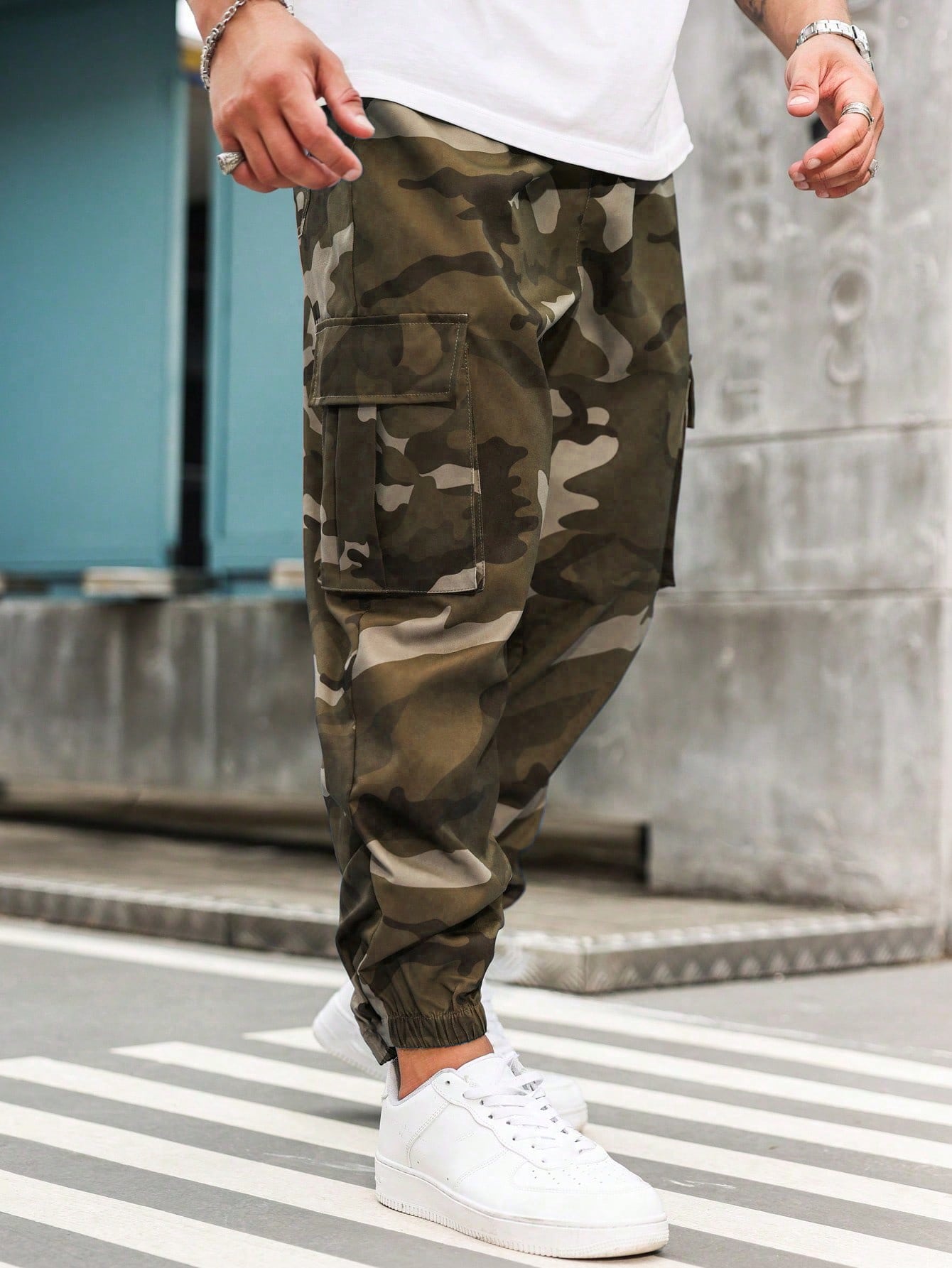 Manfinity LEGND Plus Size Camo Print Pockets Casual Drawstring Cargo Pants